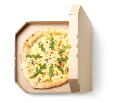 Beyaz arka planda izole edilmiş lezzetli peynirli pizzayla karton kutu.