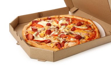 Beyaz arka planda izole edilmiş pizzalı karton kutu