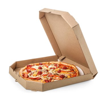 Beyaz arka planda izole edilmiş pizzalı karton kutu