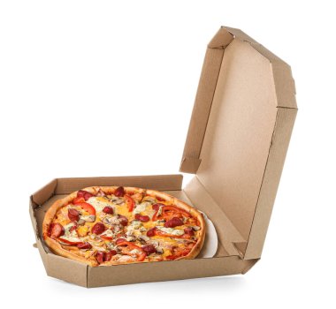 Beyaz zemin üzerinde pizza olan karton kutu.