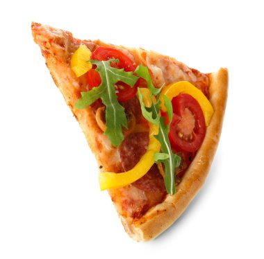 Beyaz arka planda sosisli, mantarlı ve roka aromalı lezzetli pizza.