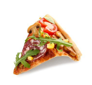 Sosisli, roka ve beyaz arka planda mantarlı lezzetli bir pizza dilimi.