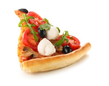 Beyaz arka planda mozzarella peynirli, zeytinli ve mantarlı lezzetli pizza.