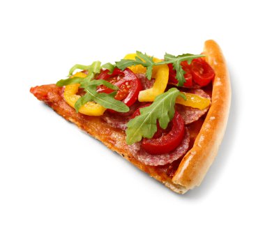 Beyaz arka planda roka ile pizza dilimi