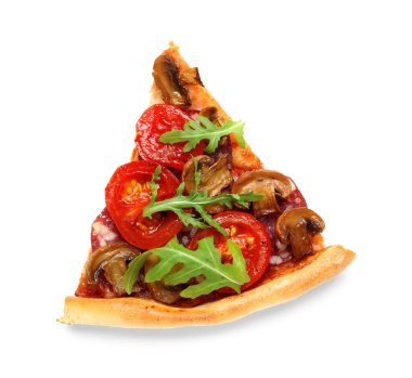 Beyaz arka planda roka ve mantarlı pizza dilimi.