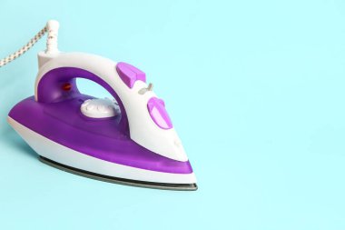 Mavi arkaplanda elektrikli ütü