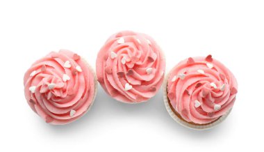 Beyaz arka planda Sevgililer Günü için lezzetli kekler, üst manzara