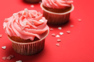 Kırmızı arkaplanda Sevgililer Günü için lezzetli kek, yakın plan.