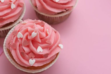 Pembe arka planda Sevgililer Günü için lezzetli kek, yakın plan.