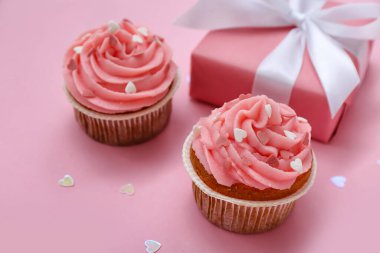 Tatlı kekler, kalpler ve hediye pembe arka planda Sevgililer Günü için, yakın plan