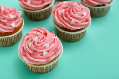 Yeşil arkaplanda Sevgililer Günü için lezzetli kekler, yakın plan.