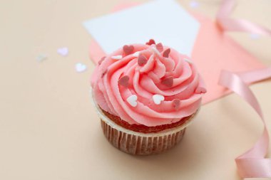 Bej arka planda Sevgililer Günü için lezzetli kek, yakın plan.