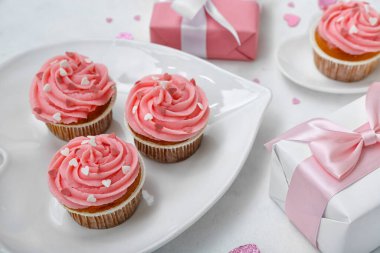 Beyaz arkaplanda Sevgililer Günü için lezzetli kekler, yakın plan.