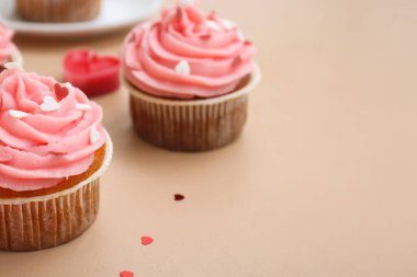 Sevgililer Günü için nefis kekler. Bej arkaplanlı kalpler, yakın plan.