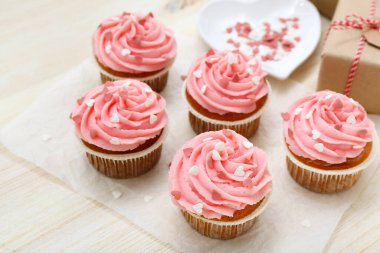 Ahşap arka planda Sevgililer Günü için kek kağıdı, yakın plan.