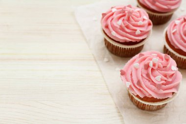 Ahşap arka planda Sevgililer Günü için kek kağıdı, yakın plan.