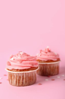 Sevgililer günü pembe arka plan için lezzetli kek