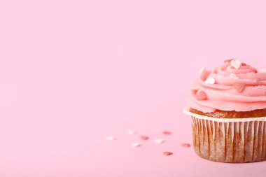 Pembe arka planda Sevgililer Günü için lezzetli bir kek.