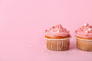 Sevgililer günü pembe arka plan için lezzetli kek