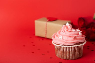 Kırmızı arkaplanda Sevgililer Günü için lezzetli kek, yakın plan.