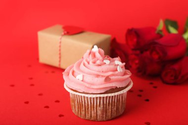 Kırmızı arkaplanda Sevgililer Günü için lezzetli kek, yakın plan.