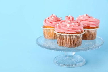 Mavi arka planda Sevgililer Günü için kapkek standında.