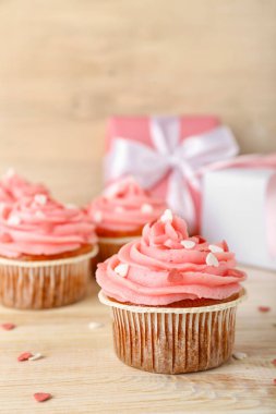 Ahşap arka planda Sevgililer Günü için lezzetli kek, yakın plan.