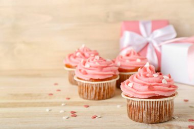 Ahşap arka planda Sevgililer Günü için lezzetli kek, yakın plan.