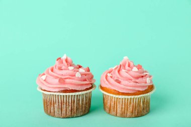 Yeşil arka planda Sevgililer Günü için lezzetli kekler.