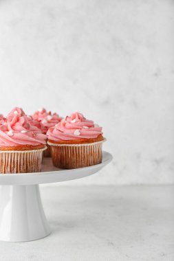 Beyaz arka planda Sevgililer Günü için lezzetli keklerle durun.