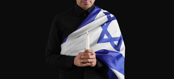 Jewish Man Burning Candle Flag Israel Honoring Victims Holocaust Dark — Stock Photo, Image