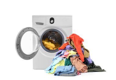 Beyaz arka planda kirli çamaşırları olan modern çamaşır makinesi.