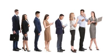 Birçok iş adamı beyaz arka planda sırada bekliyor.