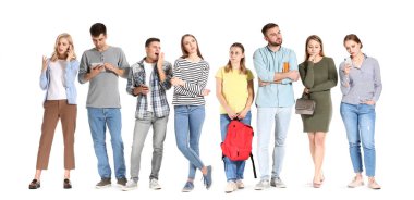 Birçok insan beyaz arka planda sırada bekliyor