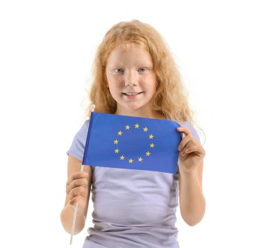 Beyaz arka planda Avrupa Birliği bayrağı taşıyan küçük kız