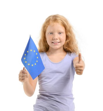 Avrupa Birliği bayrağı taşıyan küçük kız beyaz arka planda baş parmak gösteriyor