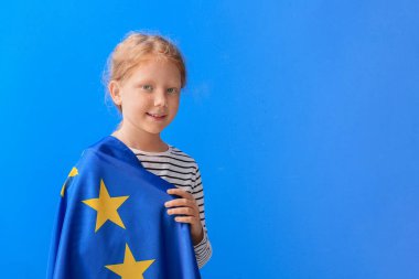 Mavi arka planda Avrupa Birliği bayrağı taşıyan küçük kız