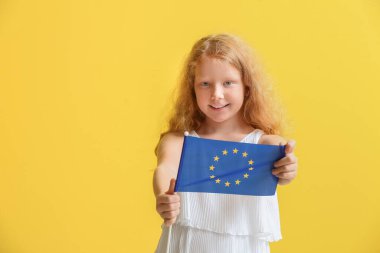 Sarı arka planda Avrupa Birliği bayrağı taşıyan küçük kız