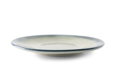 Yuvarlak seramik plaka beyaz arkaplanda izole edildi