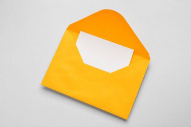 Gri arkaplanlı turuncu zarf