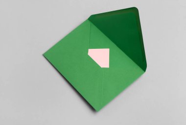 Gri arkaplanda yeşil zarf