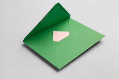 Gri arkaplanda yeşil zarf