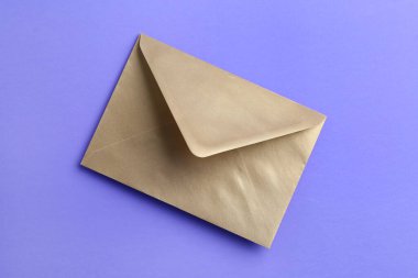 Leylak arkaplanındaki kağıt zarf