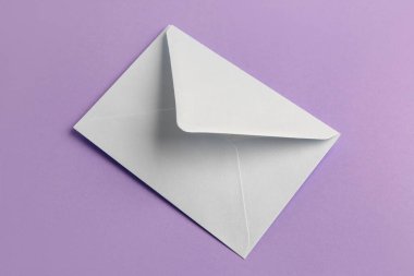 Leylak arkaplan üzerine beyaz kağıt zarf