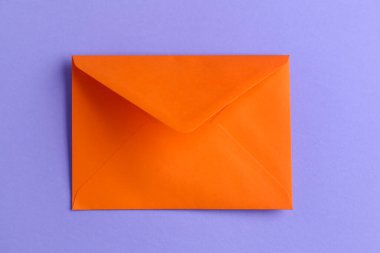 Leylak arkaplanda turuncu zarf