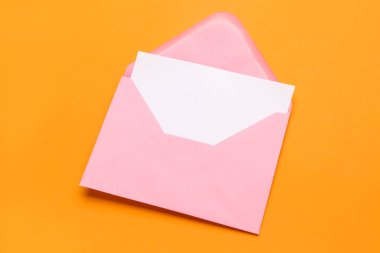 Renkli arkaplanda kart olan pembe zarf