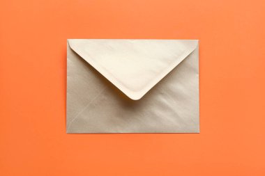 Renk arkaplanındaki altın zarf