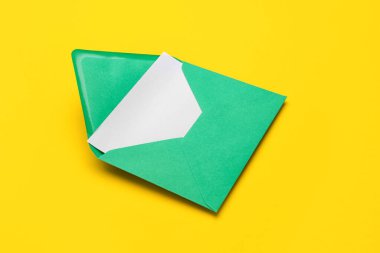 Sarı arkaplanlı yeşil zarf