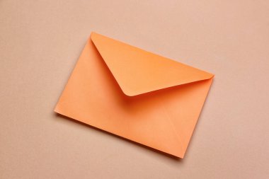 Renk arkaplanına turuncu kağıt zarf