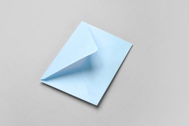 Açık arkaplanda kağıt zarf